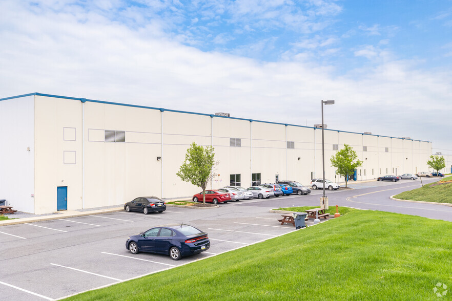 200 Cascade Dr, Allentown, PA for lease - Building Photo - Image 3 of 6