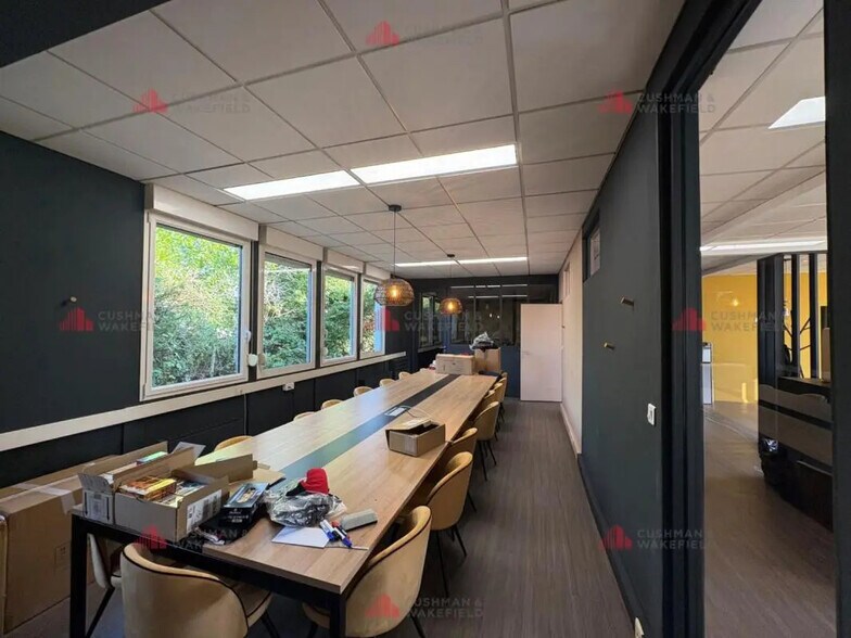 Office in Crissey for lease - Interior Photo - Image 3 of 8