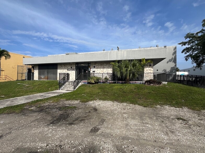 5295 NW 163rd St, Miami Lakes, FL for lease - Building Photo - Image 1 of 31