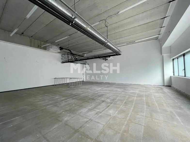 Flex in CHAMPAGNE-AU-MONT-D'OR for lease - Interior Photo - Image 2 of 13