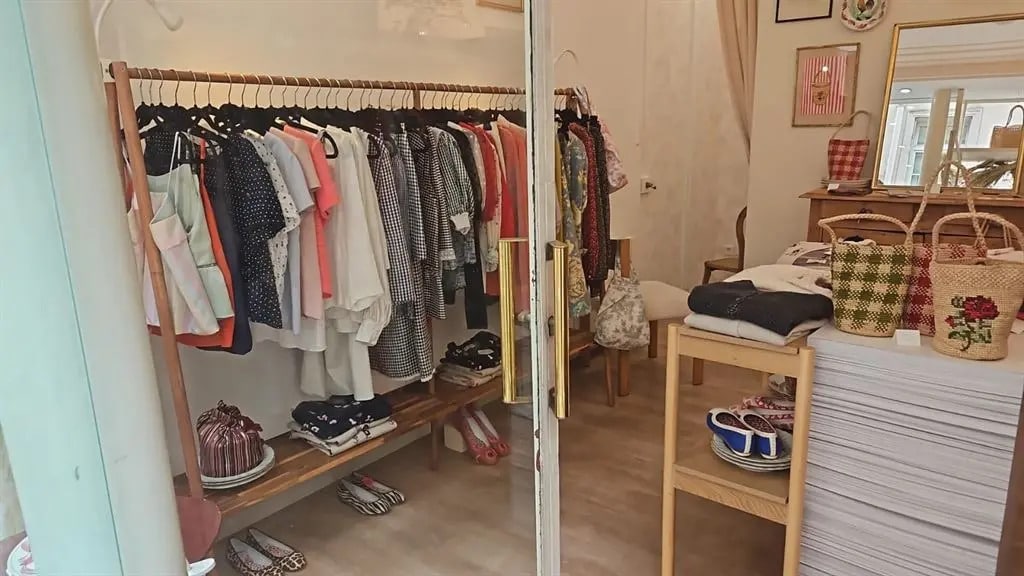 Retail in Paris for lease Interior Photo- Image 1 of 4