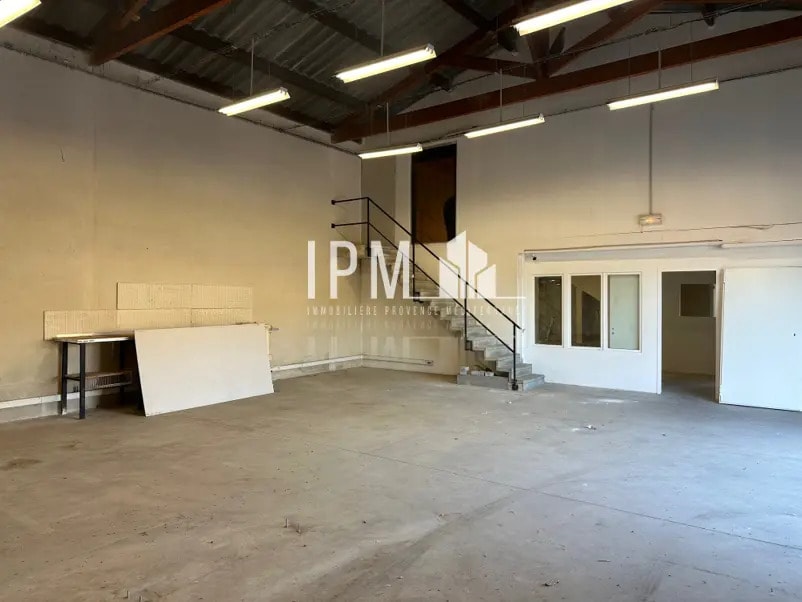 Flex in Aubagne for lease Interior Photo- Image 1 of 8