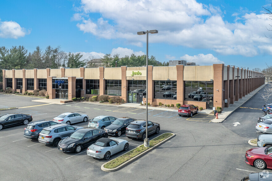 51 Charles Lindbergh Blvd, Uniondale, NY for lease - Building Photo - Image 1 of 9