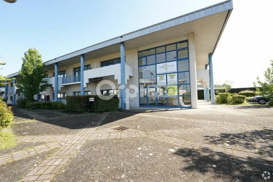 Office in Bron for lease - Building Photo - Image 3 of 3