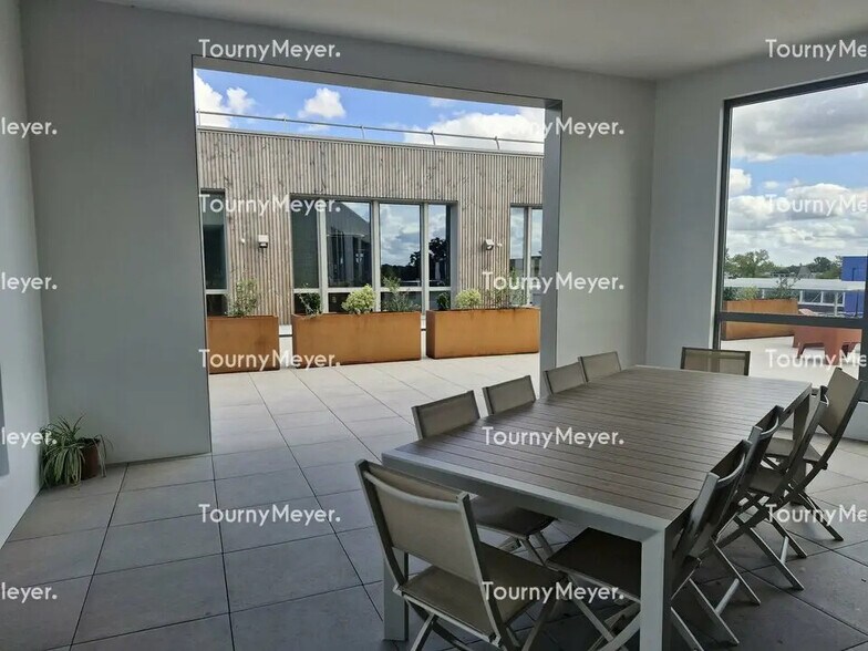 Office in Pacé for lease - Building Photo - Image 1 of 5