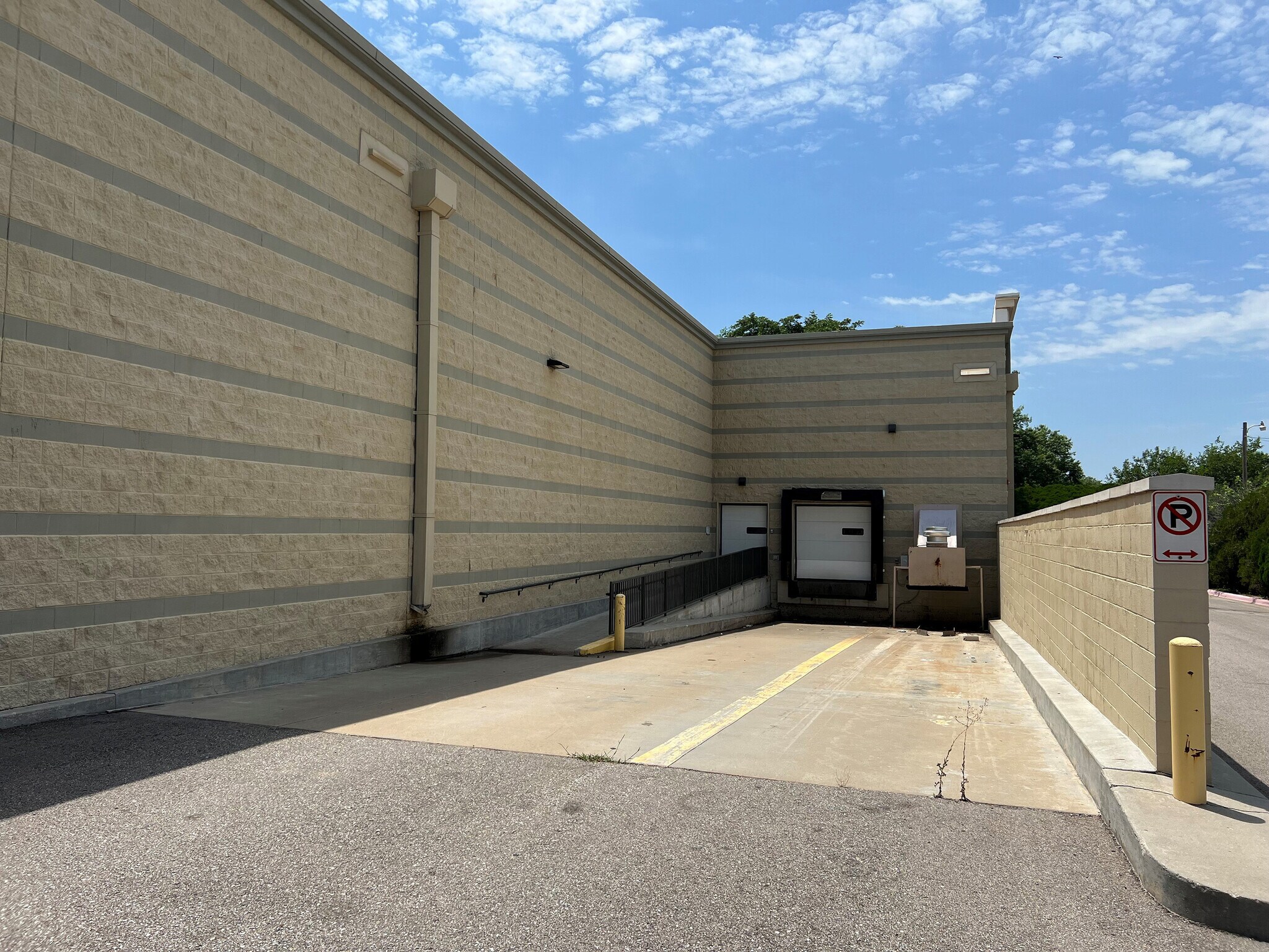 7728 E Central Ave, Wichita, KS 67206 Piccadilly Square