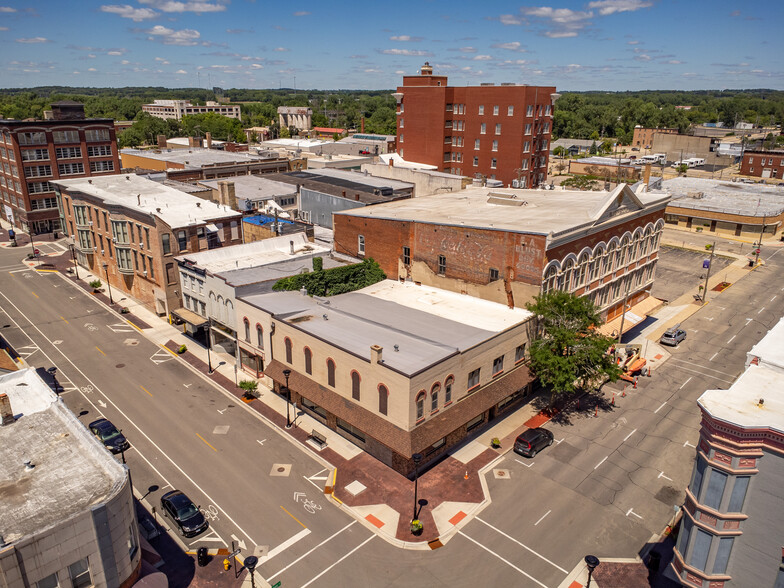 21 S Chicago Ave, Freeport, IL for sale - Primary Photo - Image 1 of 8