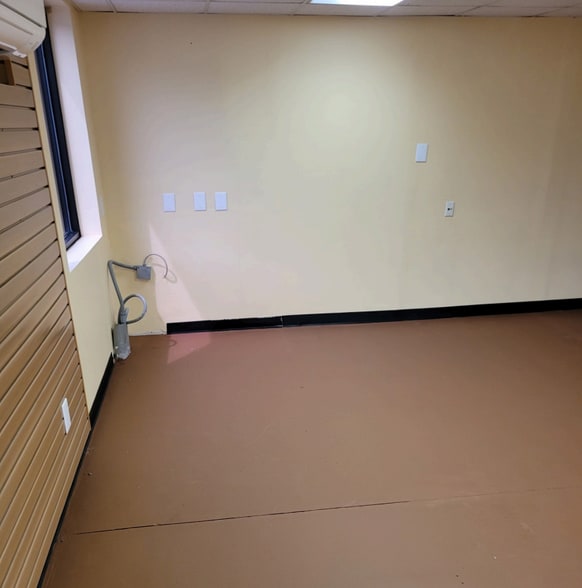 809 S Main St, Troutman, NC for lease - Interior Photo - Image 3 of 7