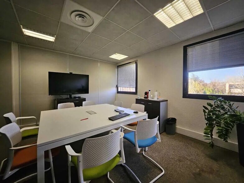 Office in Meyreuil for lease - Interior Photo - Image 2 of 6