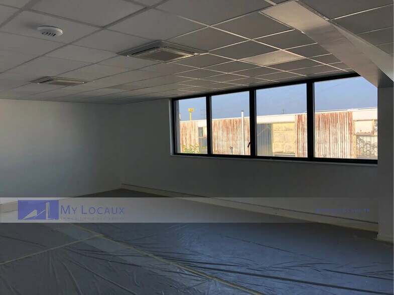 Flex in Villeneuve-la-Garenne for lease - Interior Photo - Image 2 of 5