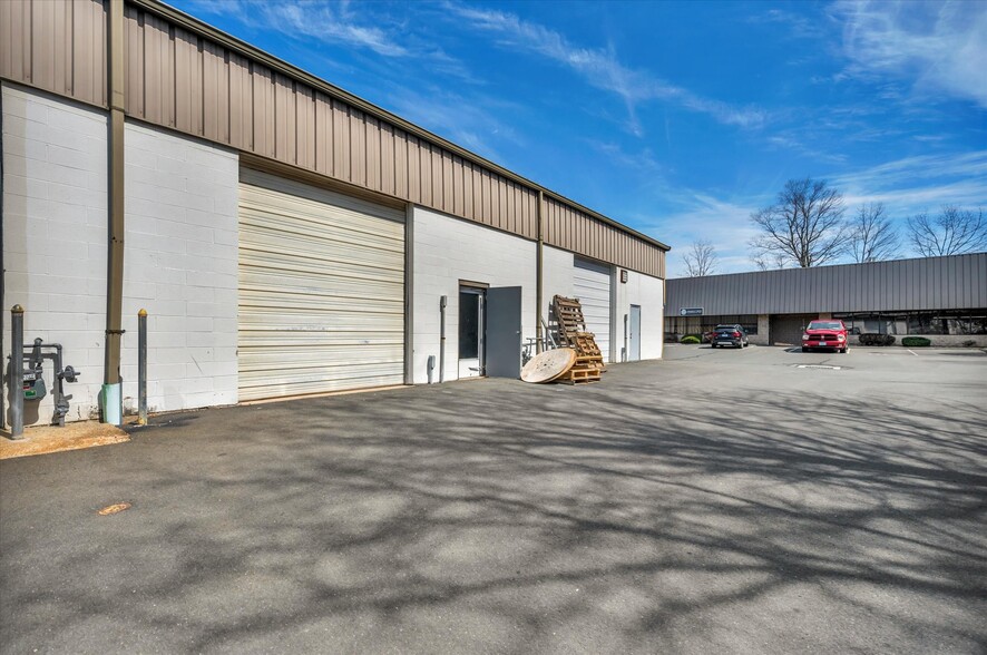 202 N Plains Industrial Rd, Wallingford, CT for sale - Building Photo - Image 1 of 10