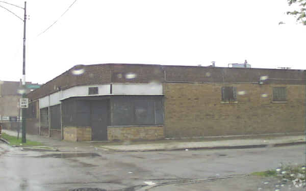 4900 W Division St, Chicago, IL for lease - Building Photo - Image 1 of 2