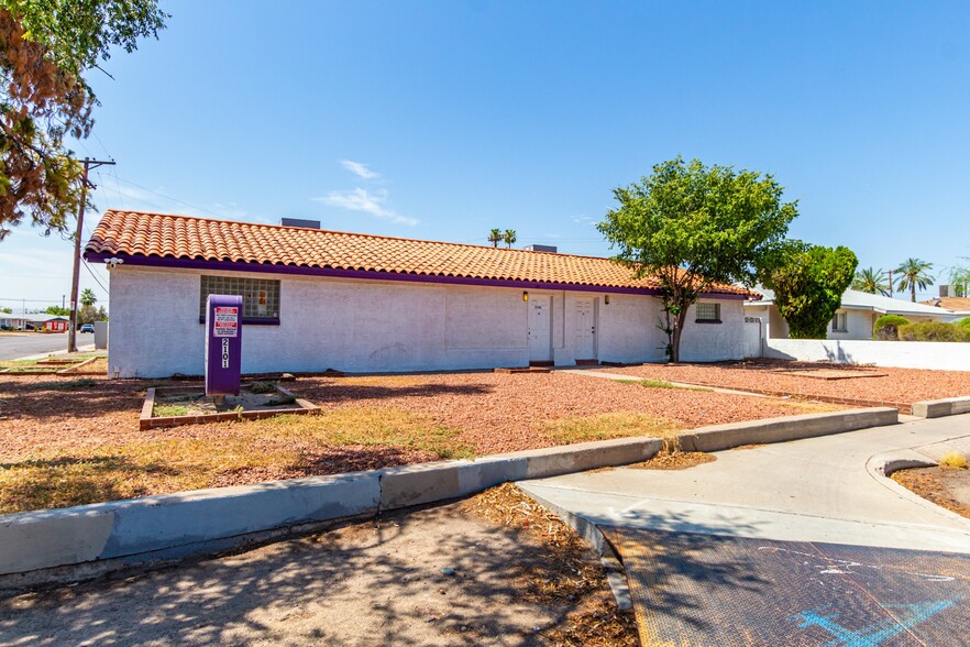 2101 W Bethany Home Rd, Phoenix, AZ for lease - Building Photo - Image 2 of 16