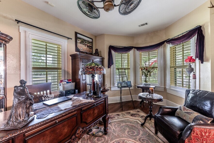 455 Gibbs St, New Waverly, TX for sale - Interior Photo - Image 2 of 6