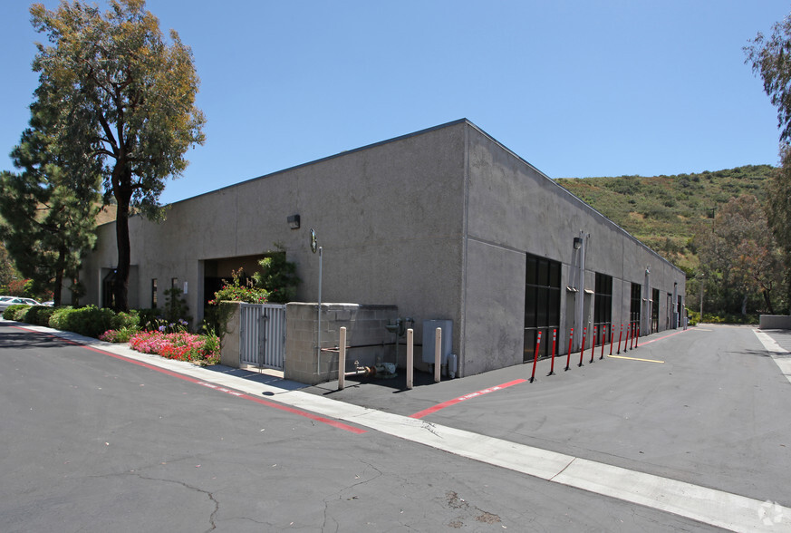 3510 Dunhill St, San Diego, CA for lease - Building Photo - Image 2 of 2