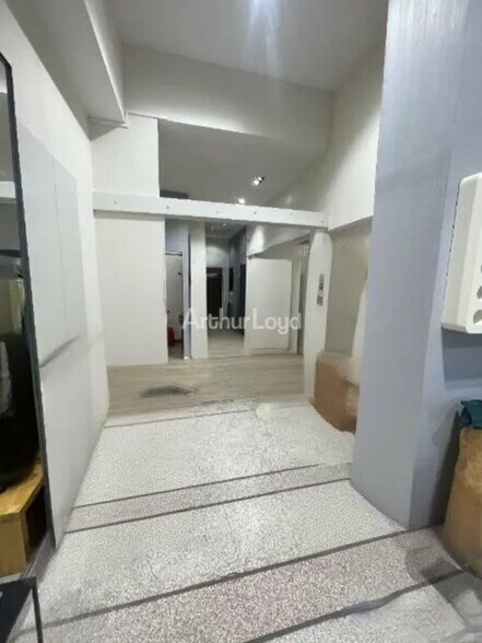 Retail in Reims for lease - Interior Photo - Image 3 of 8