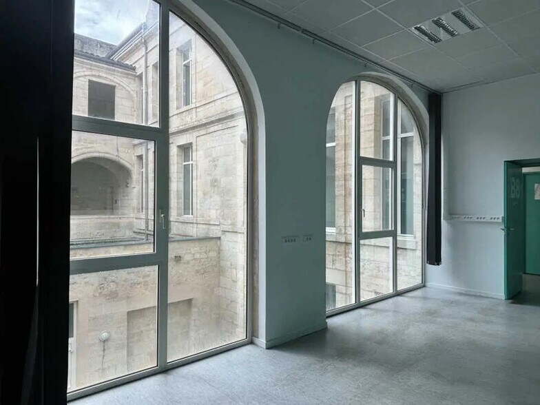 Office in Bordeaux for lease - Building Photo - Image 1 of 6