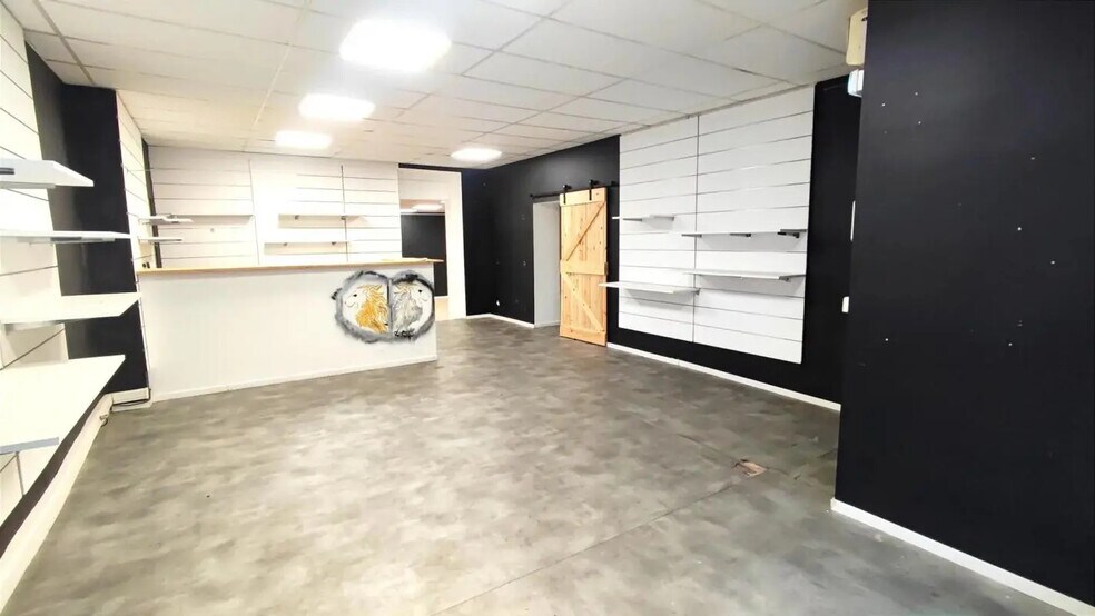 Retail in Nice for lease - Interior Photo - Image 2 of 7