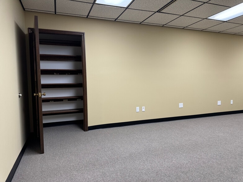8396 Mississippi St, Merrillville, IN for lease - Interior Photo - Image 3 of 20