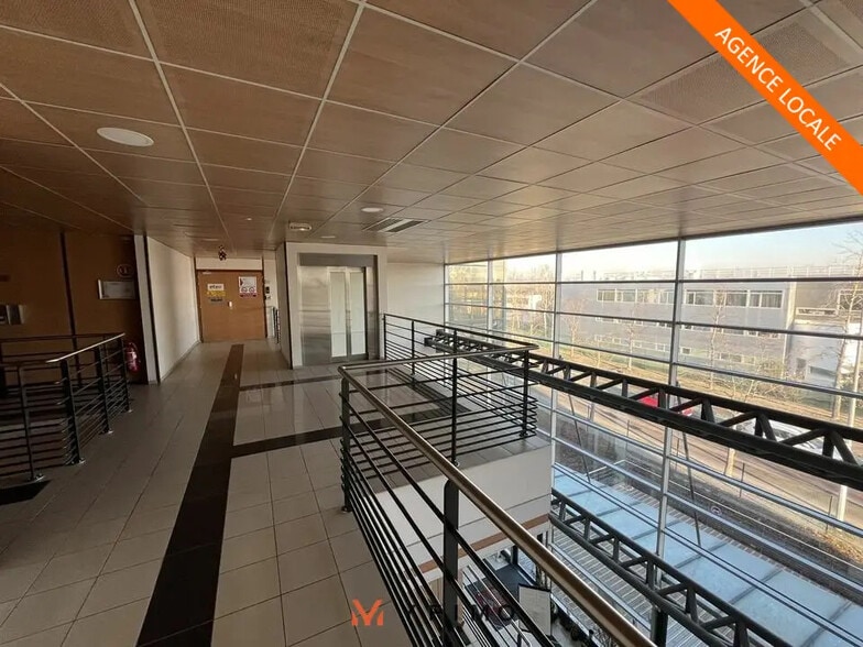Office in Poissy for lease - Lobby - Image 1 of 4