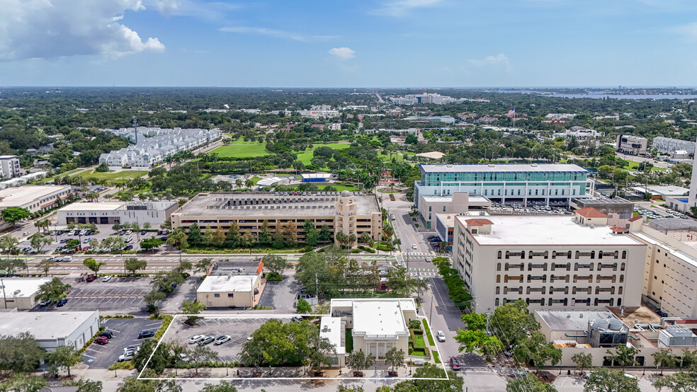 2100 Main St, Sarasota, FL for sale - Building Photo - Image 2 of 11