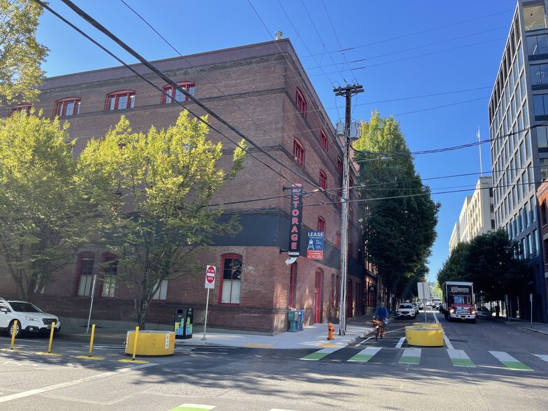 734 NW 14th Ave, Portland, OR for lease - Building Photo - Image 1 of 15