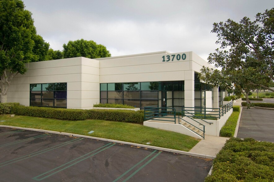 20 Fairbanks, Irvine, CA for lease - Building Photo - Image 2 of 26