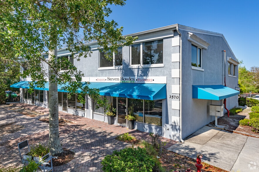 3570-3590 Bayshore Dr, Naples, FL for lease - Primary Photo - Image 1 of 9