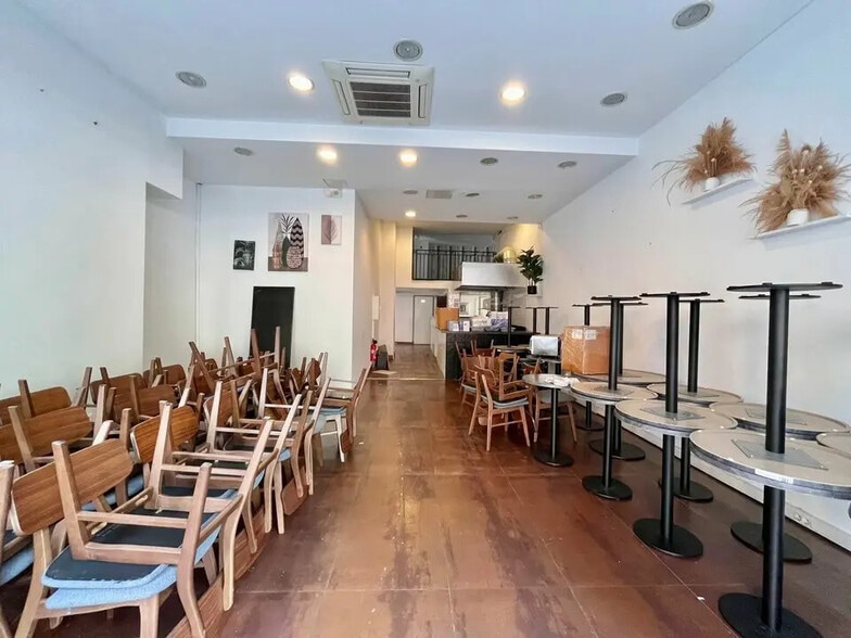 Retail in Valbonne for lease - Interior Photo - Image 2 of 7