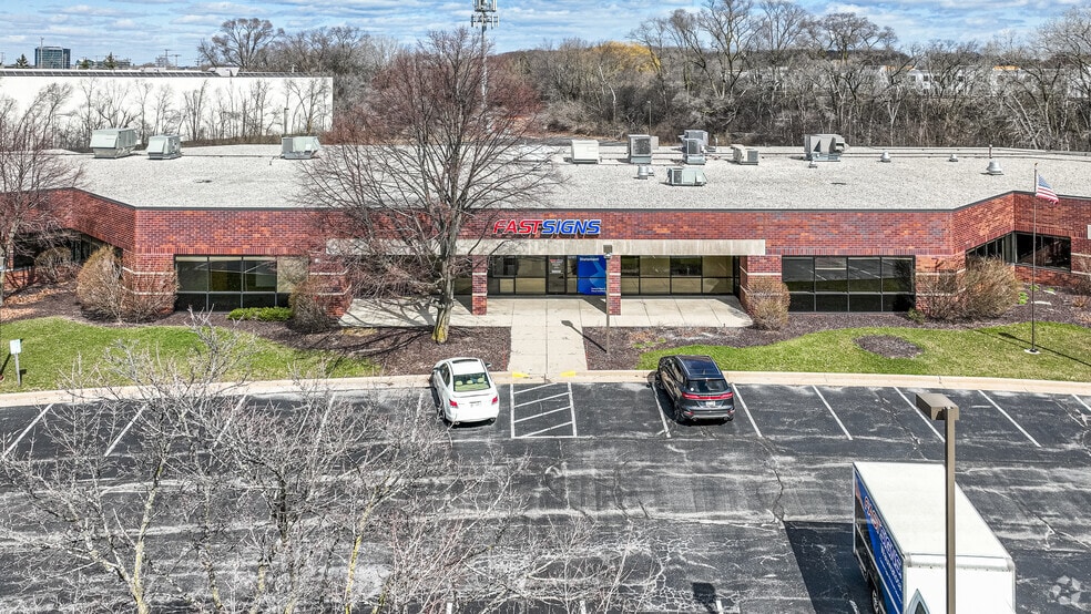 11020 W Plank Ct, Wauwatosa, WI for lease - Building Photo - Image 3 of 7