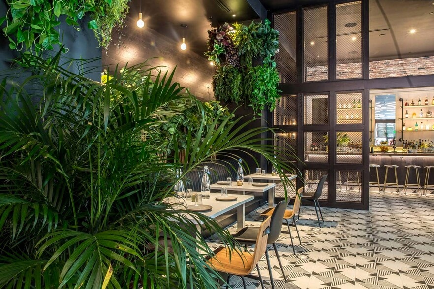 230 NE 4th St, Miami, FL for lease - Building Photo - Image 2 of 3