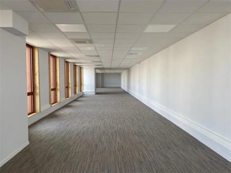 Flex in Lyon for lease - Building Photo - Image 3 of 20