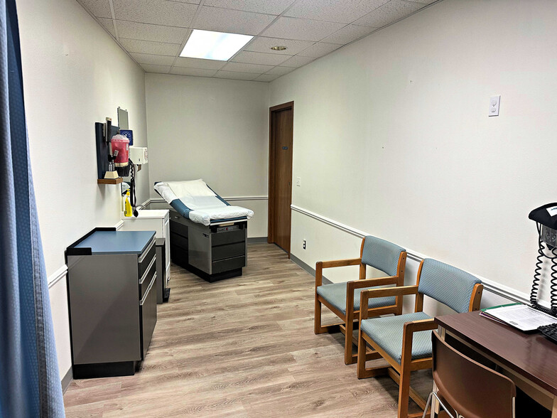 305 E San Marnan Dr, Waterloo, IA for sale - Building Photo - Image 3 of 6