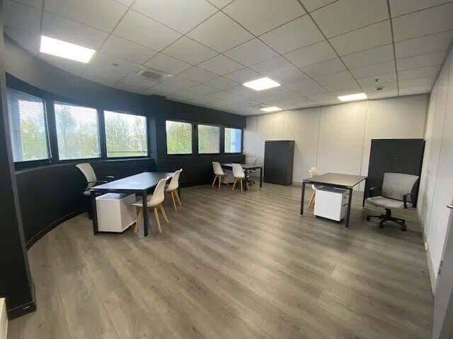 Office in Tremblay-en-France for lease - Interior Photo - Image 2 of 3