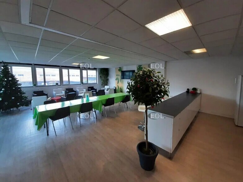 Office in Vitry-sur-Seine for sale - Building Photo - Image 2 of 6