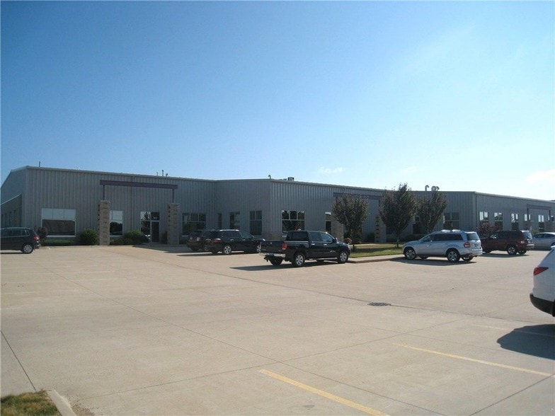 921-929 Marthas Way, Hiawatha, IA for sale - Building Photo - Image 1 of 33