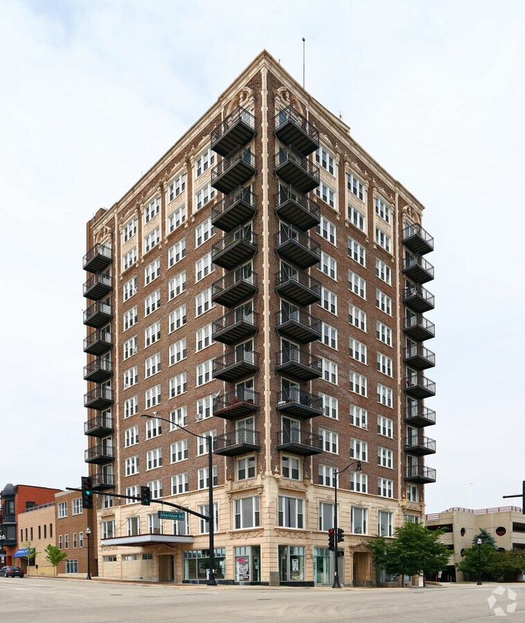 10 N Sheridan Rd, Waukegan, IL 60085