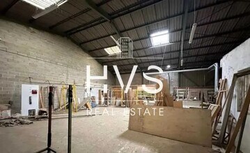 Flex in Gignac-la-Nerthe for lease Interior Photo- Image 2 of 6