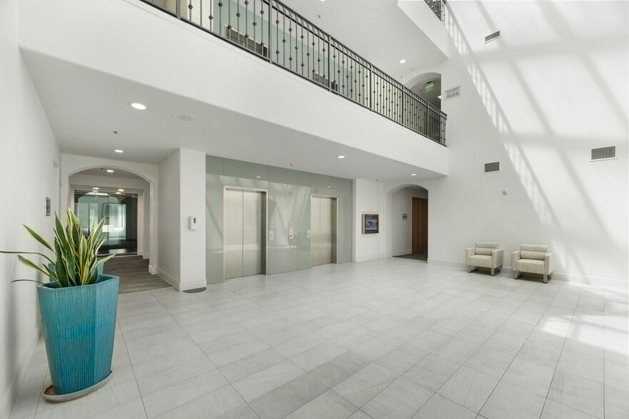 2535 Townsgate Rd, Westlake Village, CA for lease - Interior Photo - Image 3 of 5