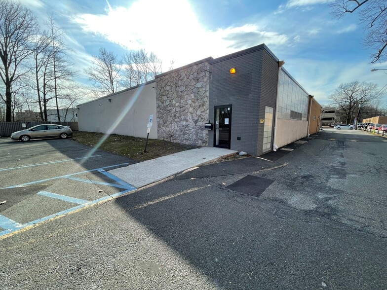 352 Evelyn St, Paramus, NJ for lease - Building Photo - Image 1 of 3