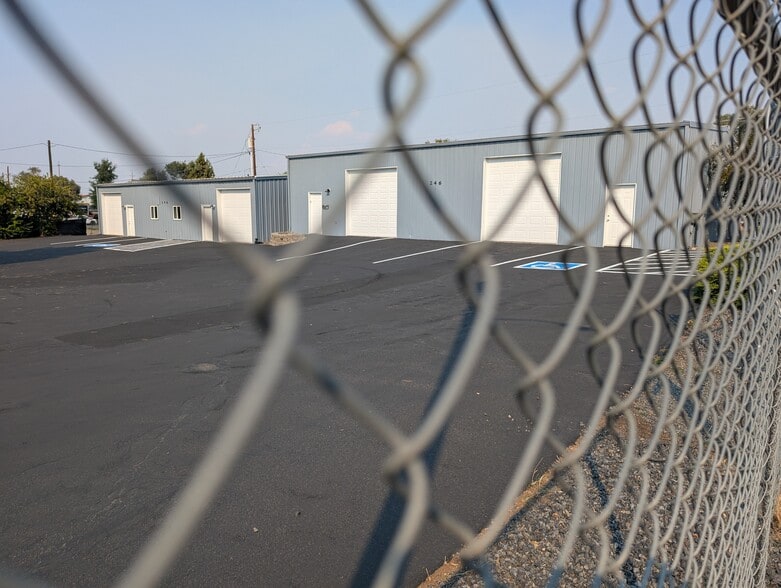 246 SE Franklin, Redmond, OR for lease - Building Photo - Image 2 of 13