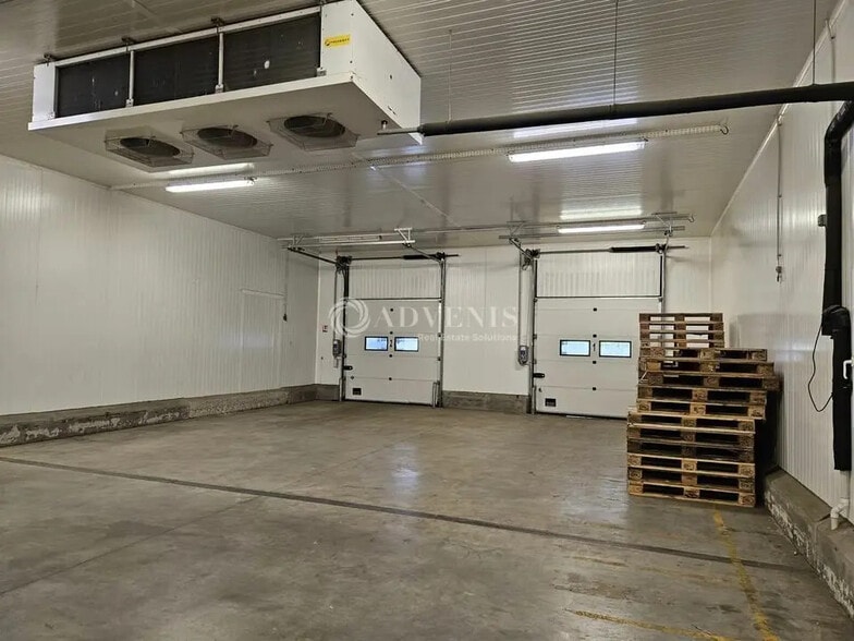 Industrial in SAINT-OUEN-L'AUMONE for lease - Interior Photo - Image 3 of 5