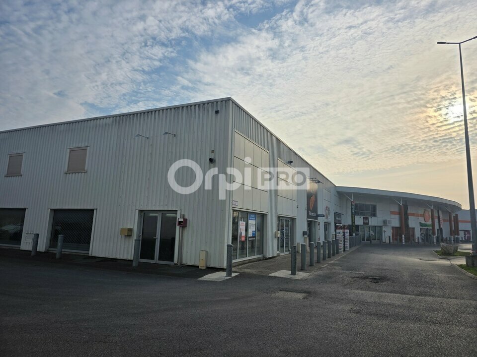 Retail in Bétheny for lease Building Photo- Image 1 of 2