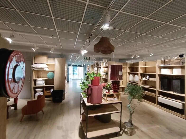 Retail in Grenoble for lease - Interior Photo - Image 3 of 5