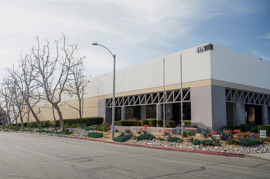 1175 Aviation Pl, San Fernando, CA for lease - Building Photo - Image 2 of 3