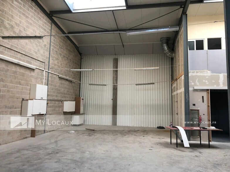 Industrial in Stains for lease - Interior Photo - Image 2 of 4