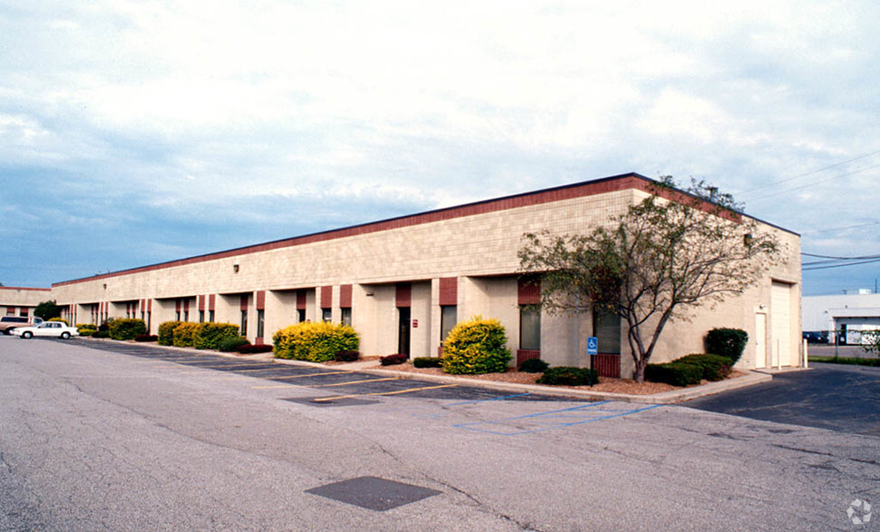 24073-24083 Research Dr, Farmington Hills, MI for lease - Building Photo - Image 2 of 5