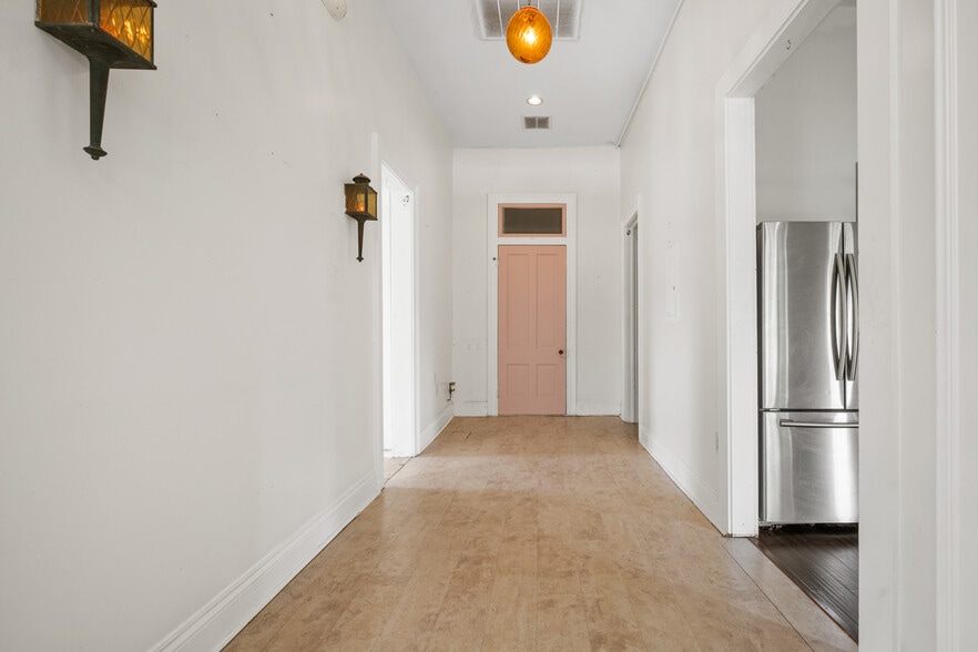 1012 N Flores St, San Antonio, TX for lease - Building Photo - Image 2 of 20