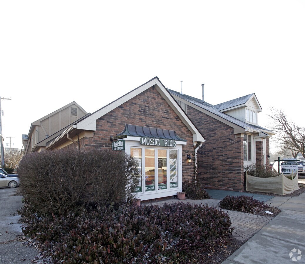 470 Forest Ave, Plymouth, MI 48170