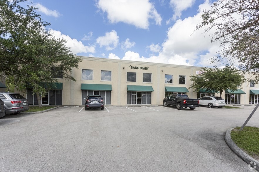 13720 Jetport Commerce Pky, Fort Myers, FL for lease - Building Photo - Image 3 of 3